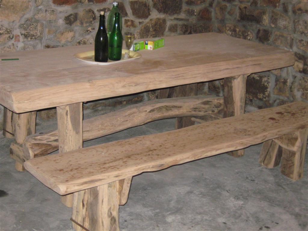 Drveni stol za dvorište