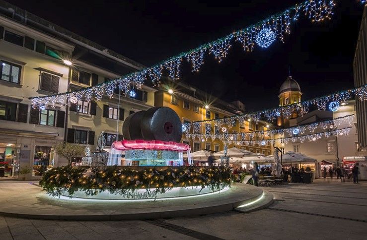 Postavljen bor na Korzu, od 1. prosinca produženo radno vrijeme ugostiteljima
