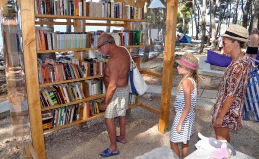 Plaža Koralj na Krku postala mjesto slobodne razmjene knjiga, mišljenja i ideja