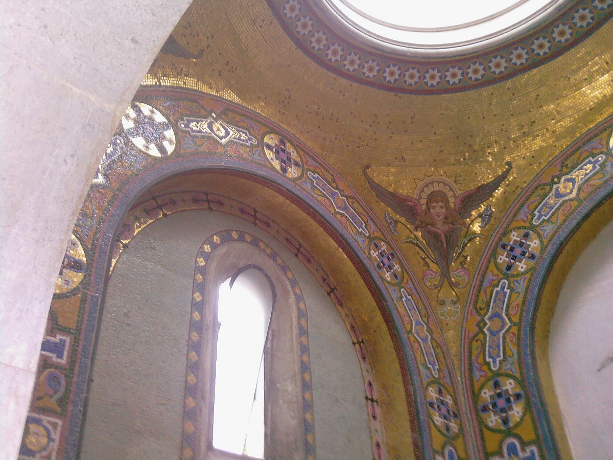 Zlatni ručno lomljeni stakleni mozaik - Sanacija Gorupovog mauzoleja  
